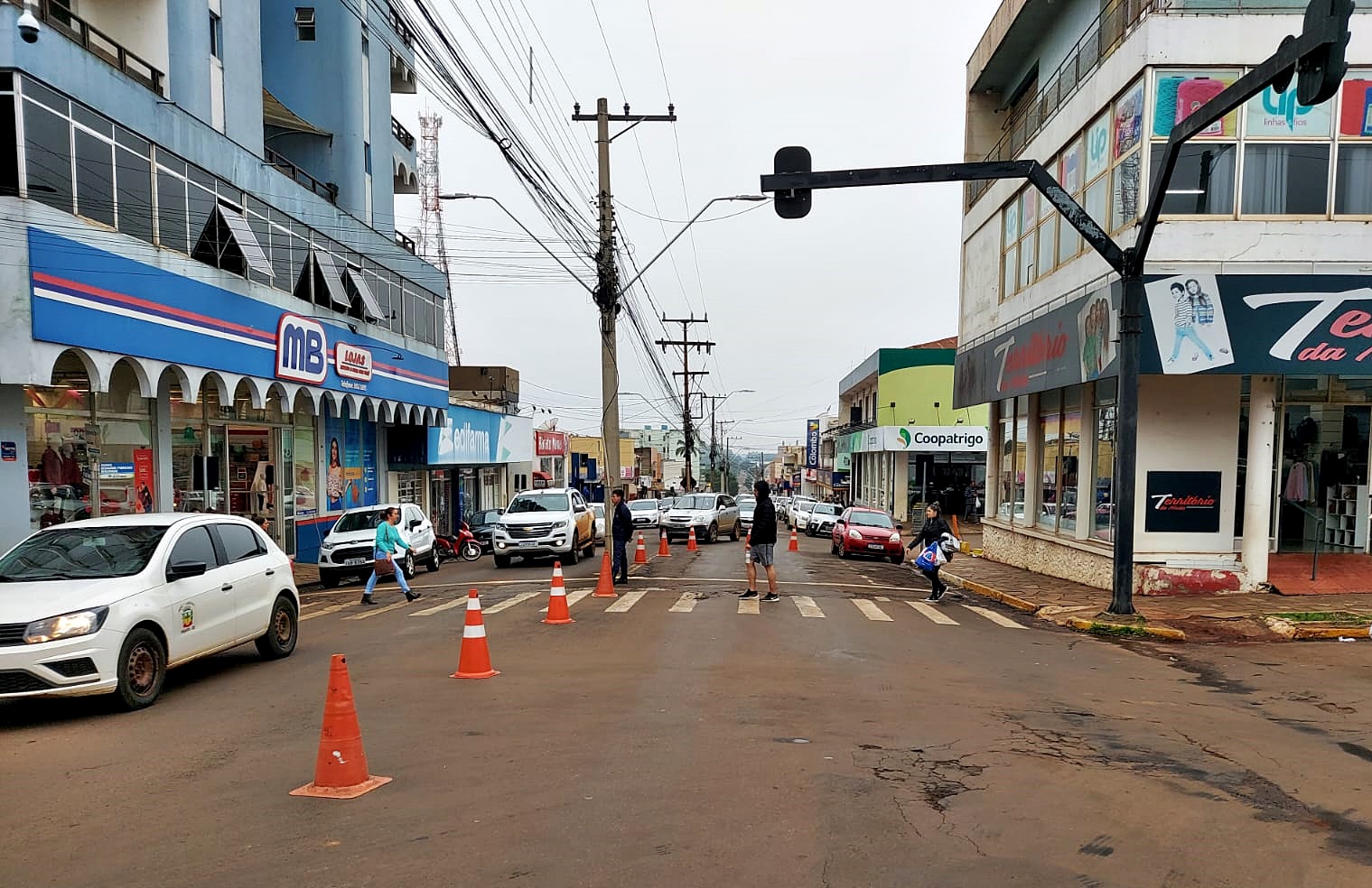 Instalação de novas sinaleiras inicia no cruzamento da Avenida Senador Pinheiro Machado com a Rua Treze de Maio 